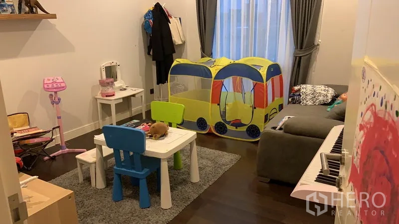 บ้าน ให้เช่าหรือขายในBang Kapi, Bangkok - ห้องเอนกประสงค์/ห้องเล่นเด็ก เต็นท์ของเล่น โต๊ะเก้าอี้ และโซฟา
