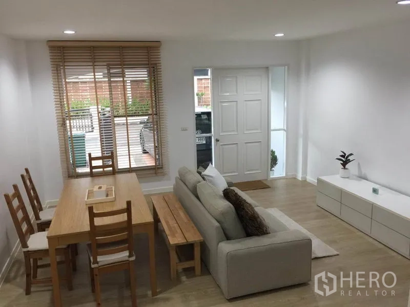 ทาวน์เฮาส์ ให้เช่าในLat Phrao, Bangkok - ห้องนั่งเล่นและรับประทานอาหารแบบโอเพ่นสเปซ สว่าง โปร่ง พร้อมโซฟาและโต๊ะไม้