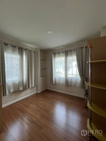 บ้าน ให้เช่าในBang Kapi, Bangkok - อีกมุมของห้องมุม หน้าต่างรอบด้านและพื้นไม้