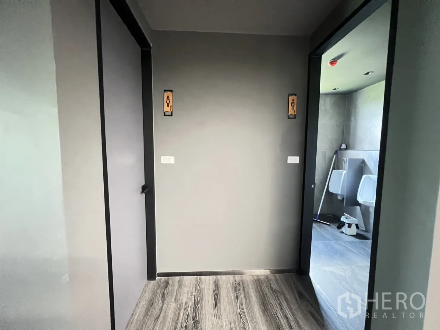 คลังสินค้า ขายในLat Krabang, Bangkok - โถงไปยังห้องน้ำ พร้อมป้ายชายและหญิงชัดเจน.