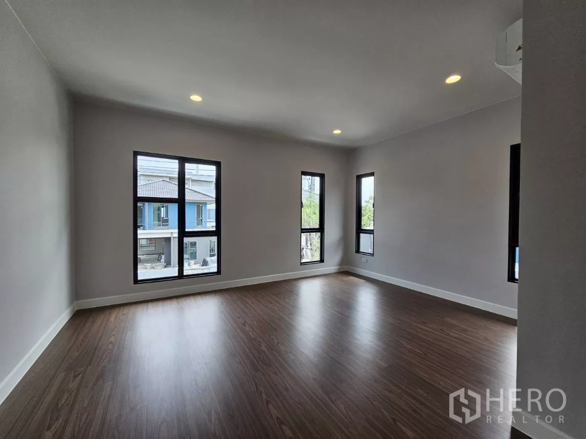 บ้าน ขายในLam Luk Ka, Pathum Thani - ห้องนอนใหญ่กว้าง พื้นไม้และหน้าต่างหลายบาน