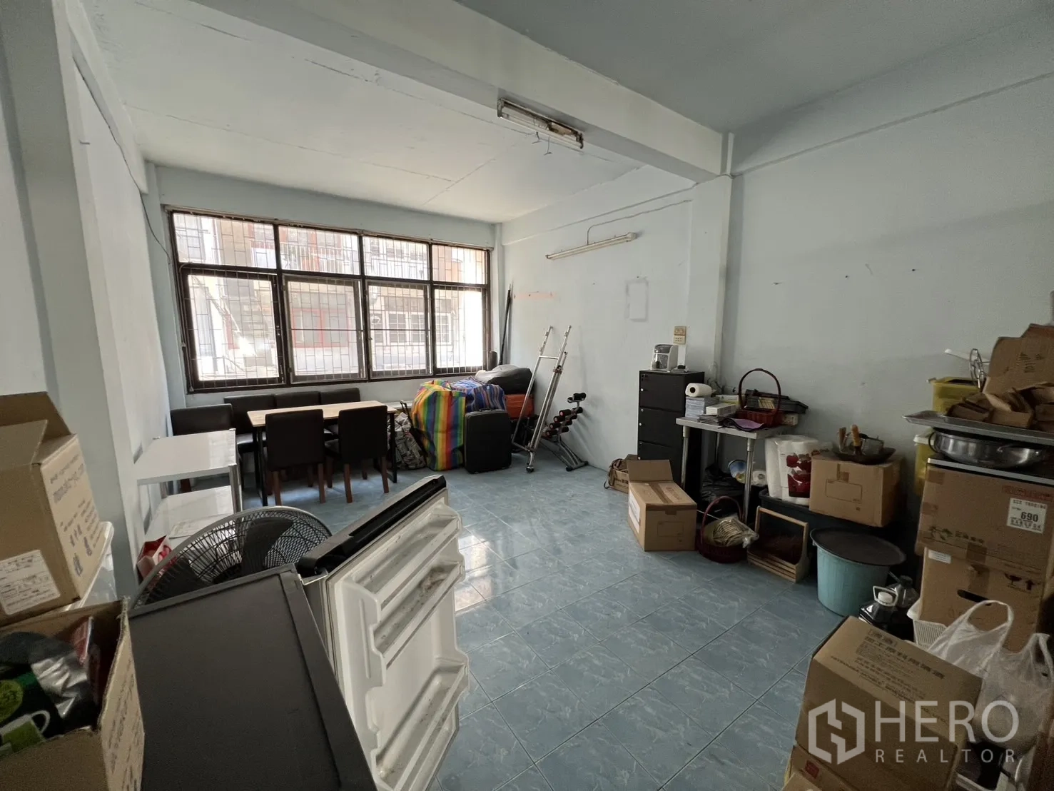 อาคารพาณิชย์ ให้เช่าหรือขาย - ห้องสว่างพื้นกระเบื้องสีน้ำเงิน หน้าต่างบานใหญ่และกล่องเก็บของ