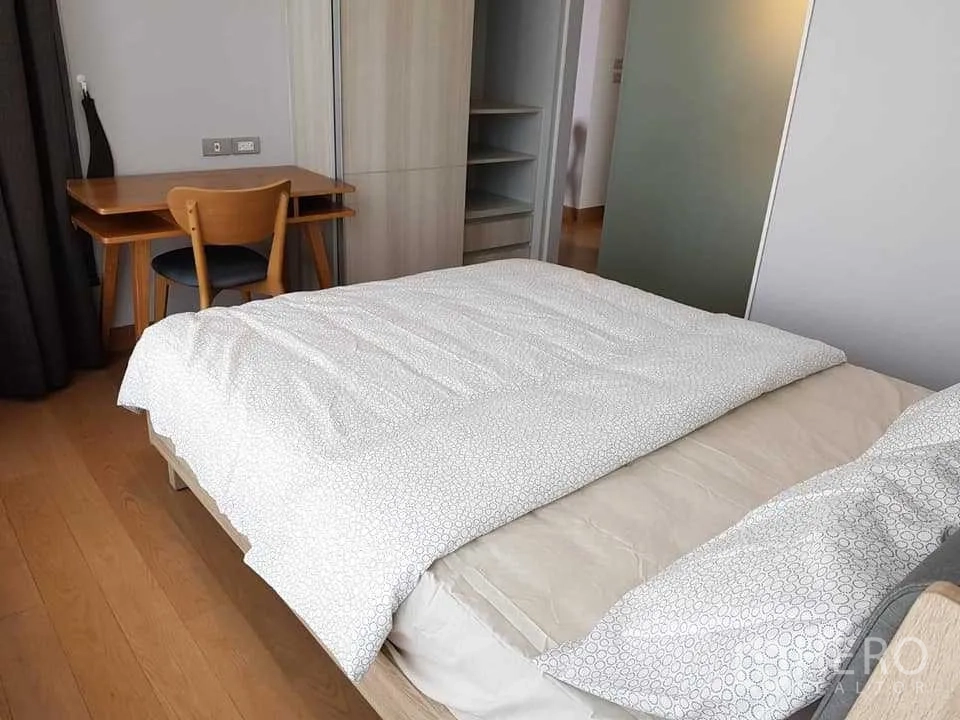 คอนโด ให้เช่าในKhlong Toei, Bangkok - ห้องนอนอบอุ่น เตียงคู่ ตู้เสื้อผ้าบิวท์อิน และมุมโต๊ะทำงานใกล้หน้าต่าง