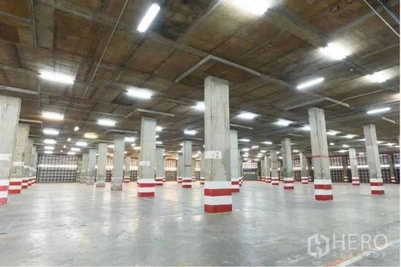 货栈 出租在Phra Pradaeng, Samut Prakan - 开放式存储大厅，抛光混凝土地面与规则柱网。