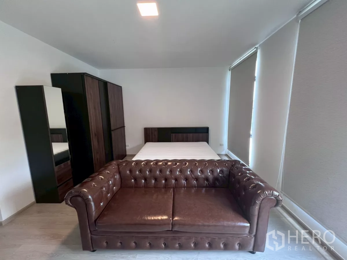 ทาวน์เฮาส์ ให้เช่าในBang Phli, Samut Prakan - อีกมุมของห้องนอนใหญ่ พร้อมตู้เสื้อผ้าและมู่ลี่กรองแสง