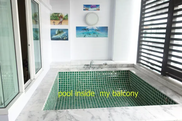 คอนโด ให้เช่าในPhra Khanong, Bangkok - สระแช่ตัวส่วนตัวบนระเบียง ปูกระเบื้องโมเสกสีเขียว ขอบหินอ่อน