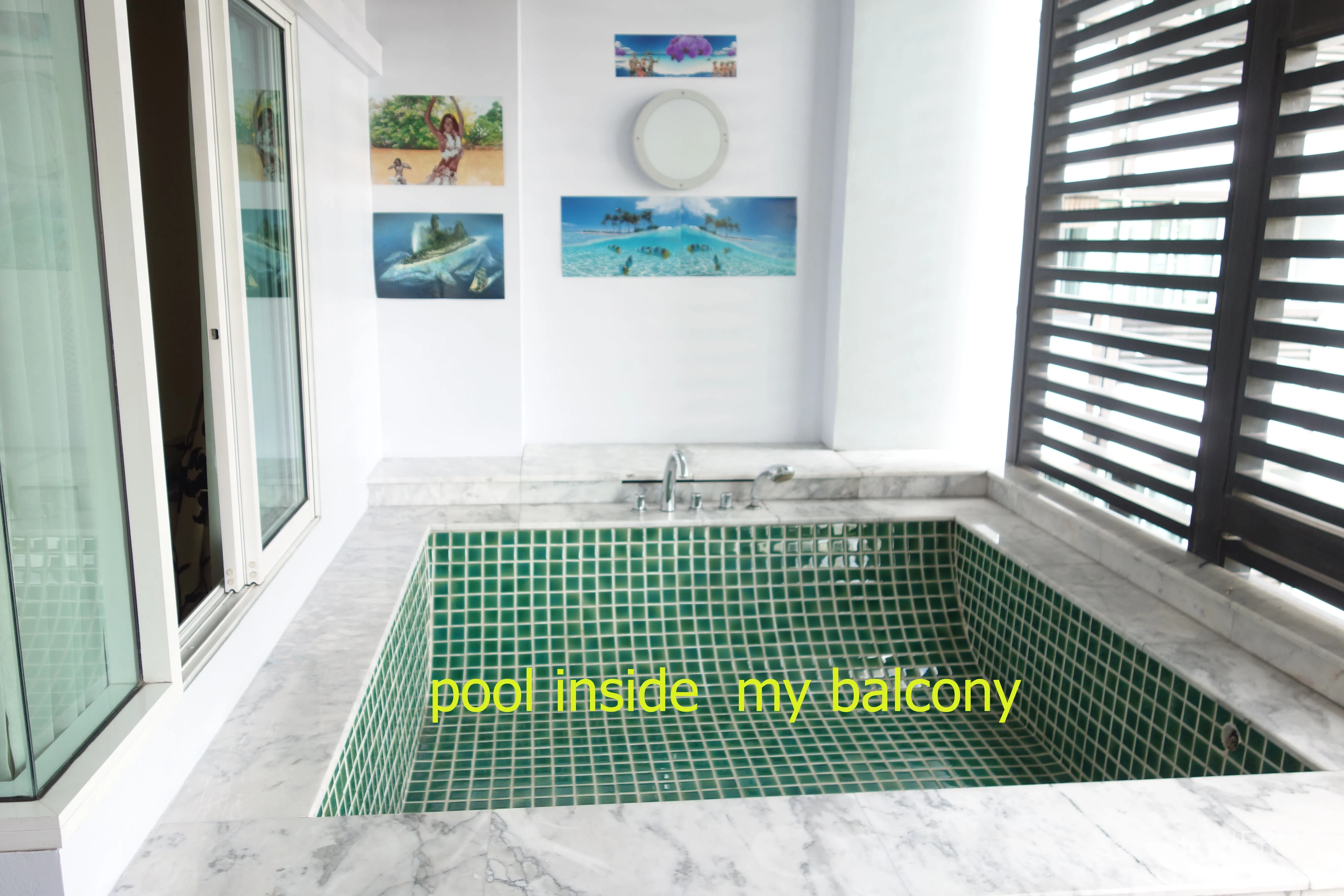 คอนโด ให้เช่าในPhra Khanong, Bangkok - สระแช่ตัวส่วนตัวบนระเบียง ปูกระเบื้องโมเสกสีเขียว ขอบหินอ่อน