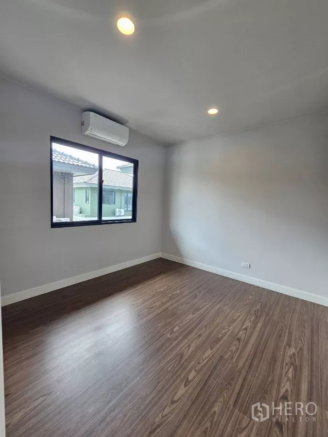 บ้าน ขายในLam Luk Ka, Pathum Thani - ห้องนอนขนาดกะทัดรัดพร้อมเครื่องปรับอากาศและหน้าต่างบานเดี่ยว