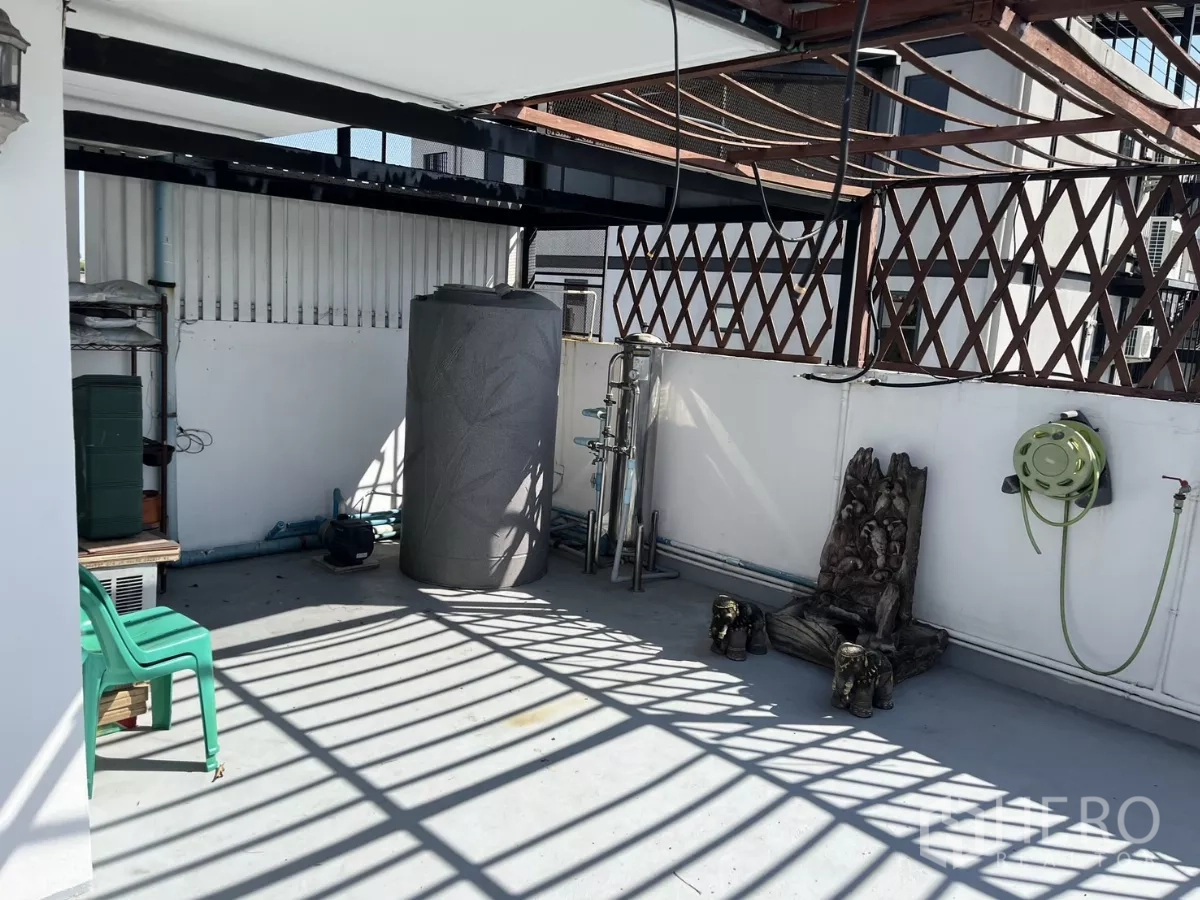 Home Office for rent - Rooftop terrace with pergola shade and water tank