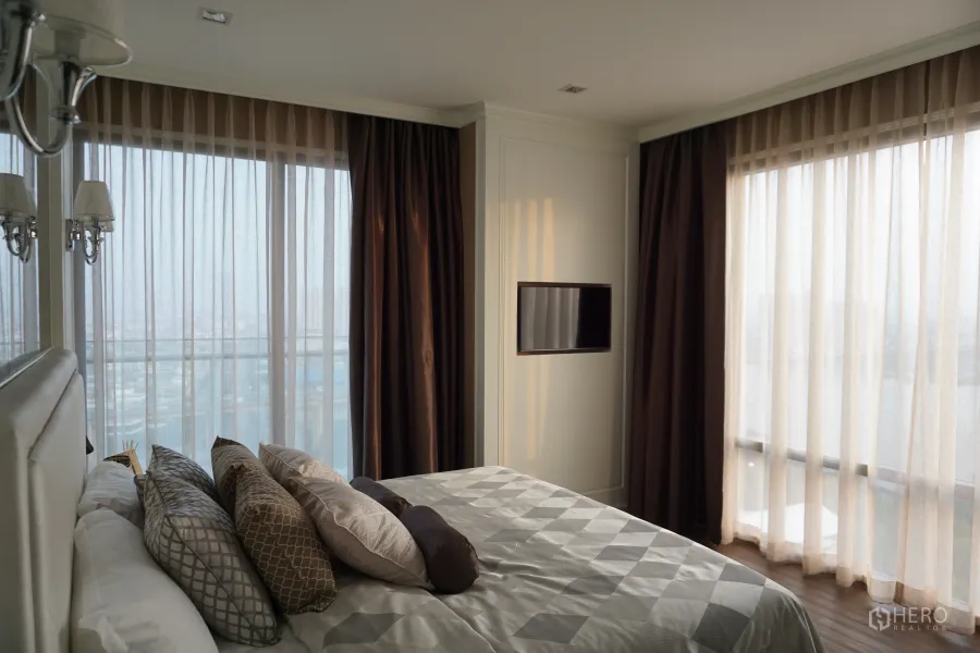 คอนโด ให้เช่าในBang Kho Laem, Bangkok - ห้องนอนใหญ่พร้อมหน้าต่างเต็มบาน ผ้าม่านทีละชั้น ทีวีบิลท์อิน และวิวเมือง–แม่น้ำ