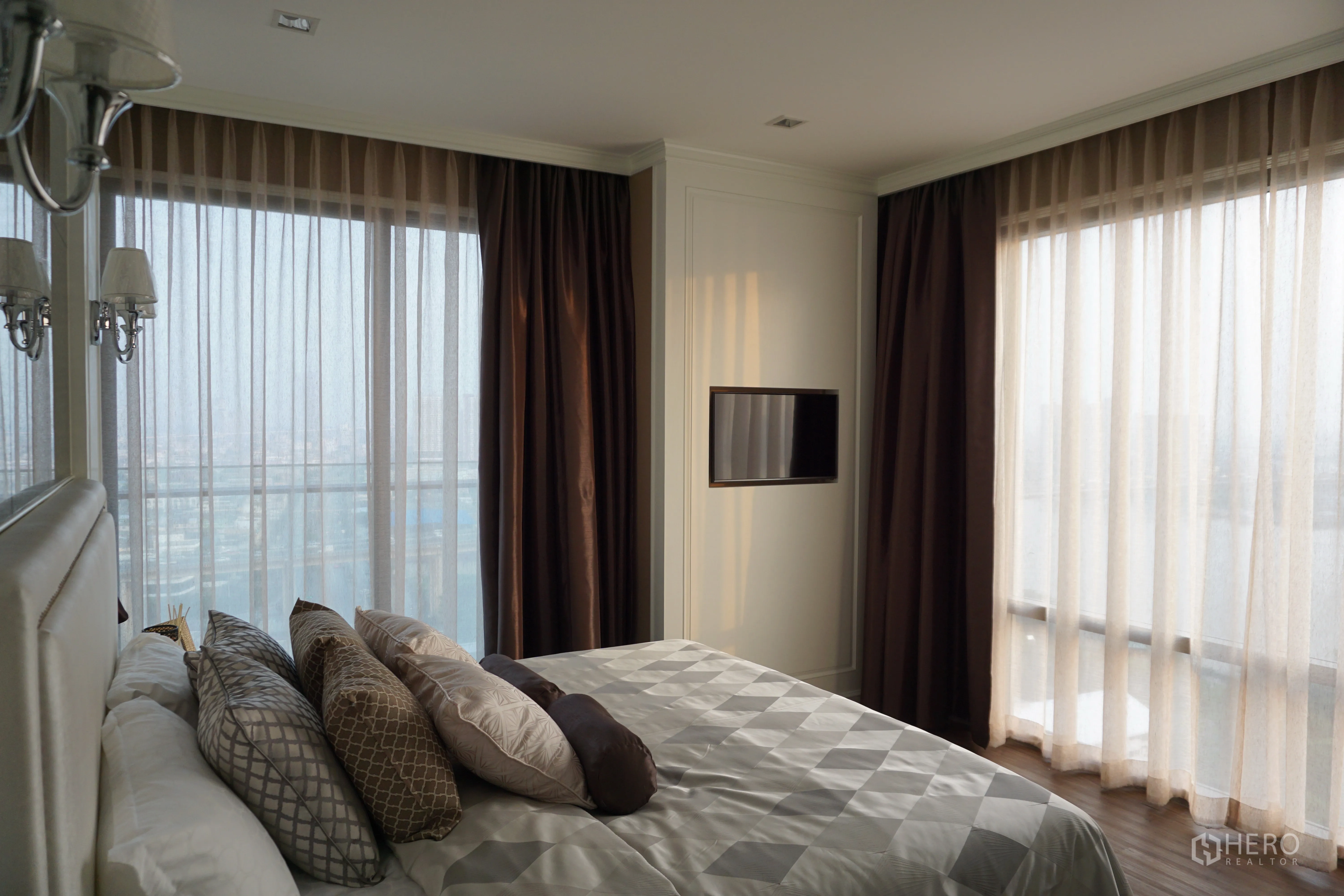 คอนโด ให้เช่าในBang Kho Laem, Bangkok - ห้องนอนใหญ่พร้อมหน้าต่างเต็มบาน ผ้าม่านทีละชั้น ทีวีบิลท์อิน และวิวเมือง–แม่น้ำ