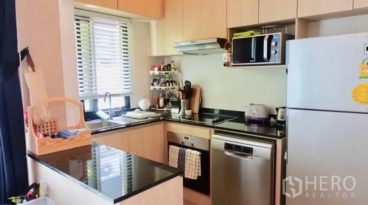 ทาวน์เฮาส์ ให้เช่าหรือขายในSuan Luang, Bangkok - ครัวรูปตัวแอล ตู้ไม้สีอ่อน เคาน์เตอร์หิน เครื่องใช้ไฟฟ้าครบ