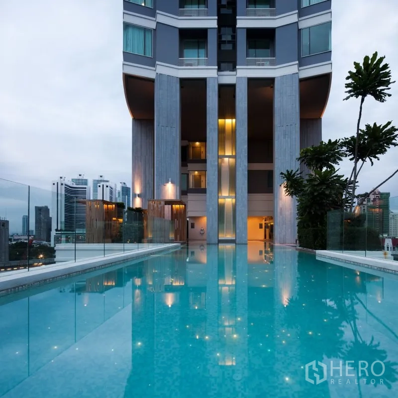Condominium for rent in Watthana, Bangkok - Condominium infinity-edge swimming pool with glass balustrade and city skyline views.