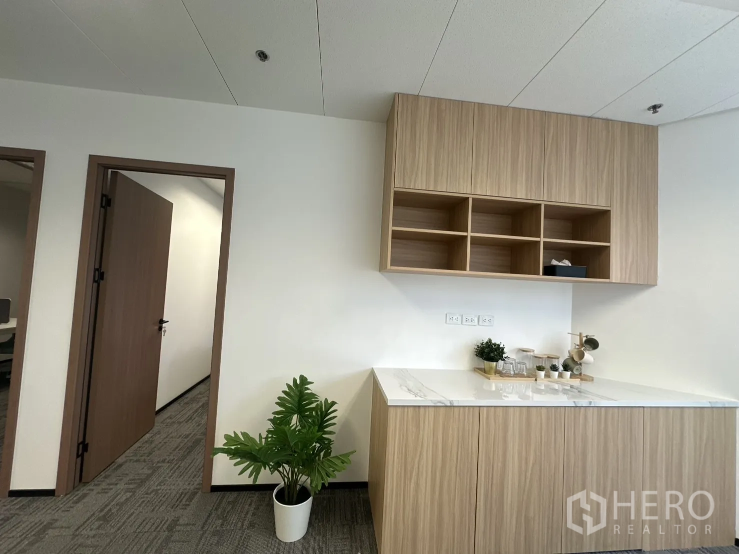 办公室 for rent in Pathum Wan, Bangkok - 茶水间设石质台面与木质吊柜。