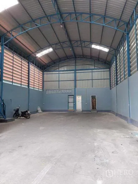 货栈 出租或出售在Bang Bua Thong, Nonthaburi - 通透大跨仓库，钢桁架高顶、天窗与通风墙面。