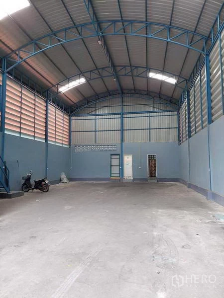 货栈 出租或出售在Bang Bua Thong, Nonthaburi - 通透大跨仓库，钢桁架高顶、天窗与通风墙面。