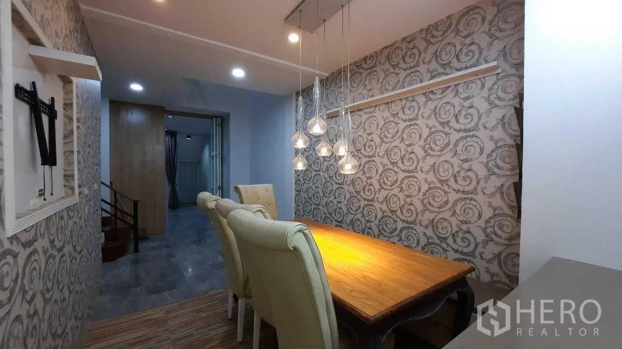 Townhouse for sale in Suan Luang, Bangkok - Cozy dining zone with pendant lights and textured wallpaper