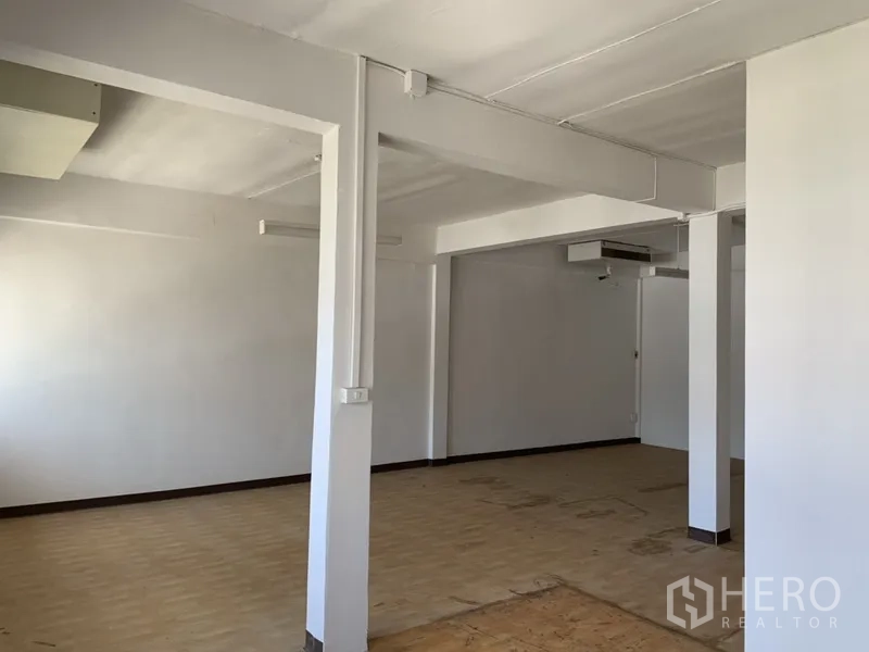 อาคารพาณิชย์ ให้เช่าในWatthana, Bangkok - พื้นที่โล่งผนังสีขาว มีเสา พร้อมปรับเป็นร้านค้าหรือออฟฟิศ
