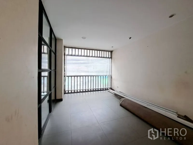 店屋 出租在Watthana, Bangkok - 明亮房间，瓷砖地面，前方带栅格阳台。