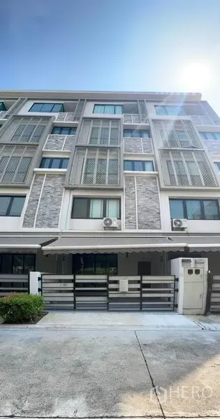 ทาวน์เฮาส์ ให้เช่าหรือขายในYan Nawa, Bangkok - ด้านหน้าทาวน์เฮ้าส์สไตล์โมเดิร์นหลายชั้น พร้อมรั้วและที่จอดรถในร่ม ใต้แสงแดดสดใส