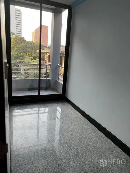 带办公室的家 出租在Pathum Wan, Bangkok - 小房间铺亮面地材，推拉玻璃门连通阳台与绿景。