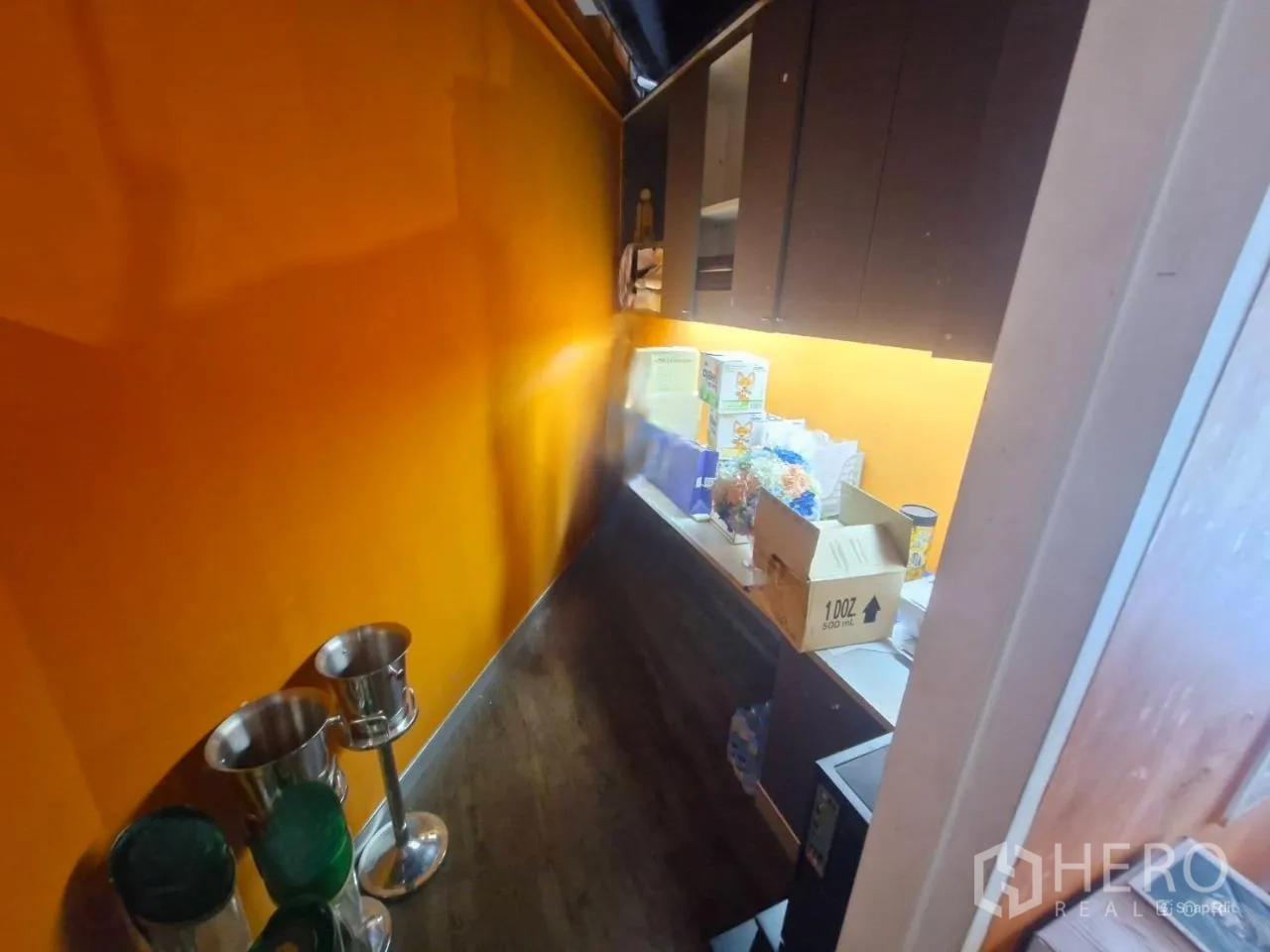 Shophouse for rent in Pathum Wan, Bangkok - Narrow prep pantry with cabinets, countertop and supplies.