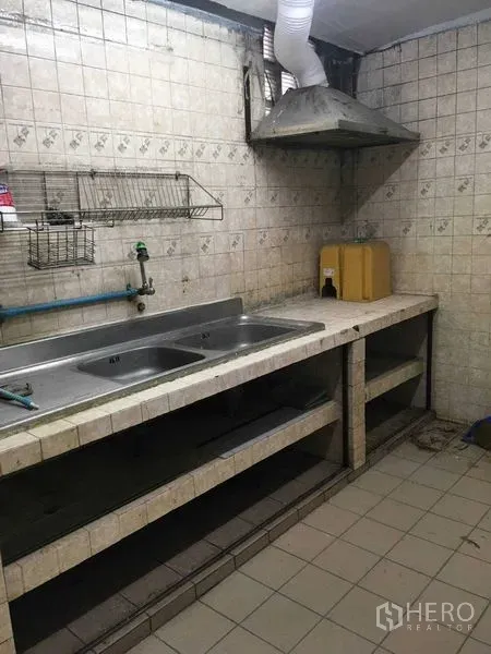 ทาวน์เฮาส์ ให้เช่าในPhra Khanong, Bangkok - ครัวไทยพร้อมเคาน์เตอร์กระเบื้อง อ่างล้างจานคู่ และเครื่องดูดควัน