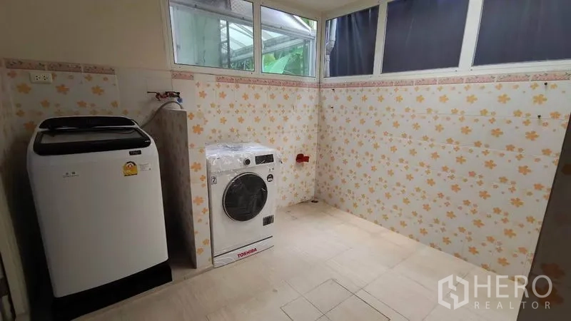 Detached House for rent in Bang Phli, Samut Prakan - Laundry room with washing machine and dryer in a tiled utility space.