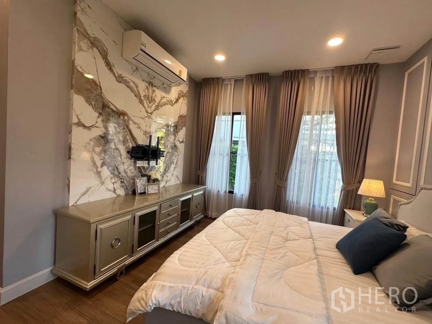 独栋房屋 for rent in Saphan Sung, Bangkok - 另一卧室设大理石纹特色墙、低柜与空调。