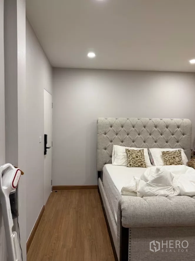 บ้าน ให้เช่าหรือขายในSaphan Sung, Bangkok - อีกมุมของห้องนอนใหญ่ เห็นเตียงและประตูทางเข้า