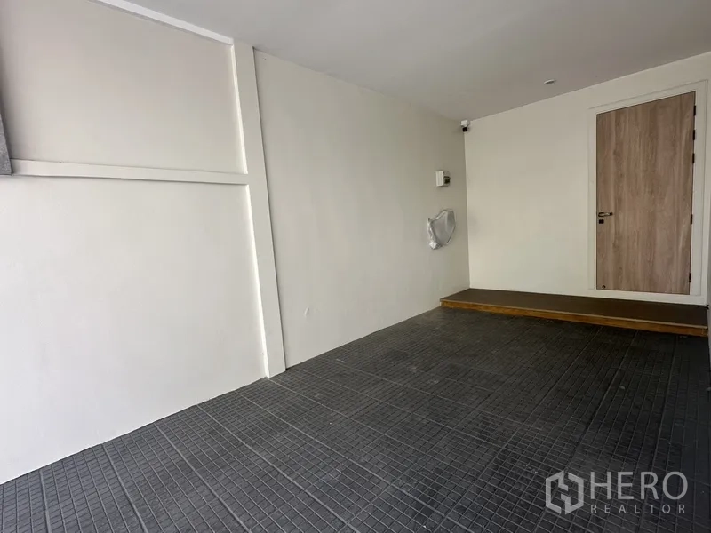 ทาวน์เฮาส์ ให้เช่าในWatthana, Bangkok - ที่จอดรถในร่ม พื้นกระเบื้อง พร้อมประตูทางเข้าด้านข้าง