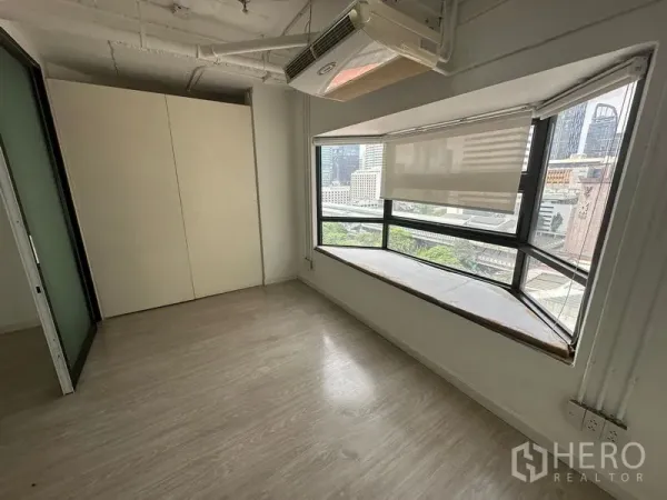 办公空间 出租在Pathum Wan, Bangkok - 小型办公室，木纹地板，转角飘窗与卷帘，俯瞰曼谷城市景观。