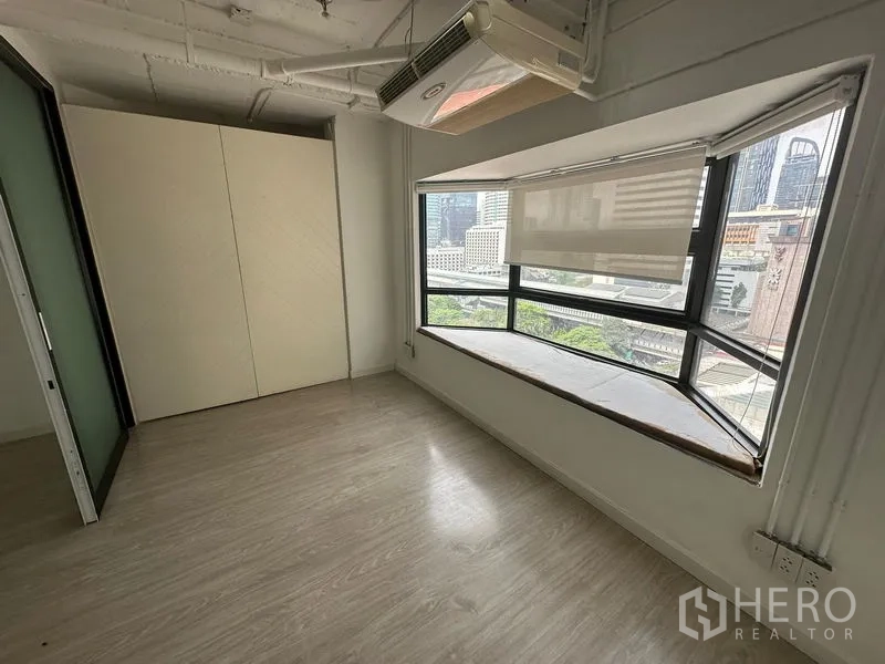 办公空间 出租在Pathum Wan, Bangkok - 小型办公室，木纹地板，转角飘窗与卷帘，俯瞰曼谷城市景观。