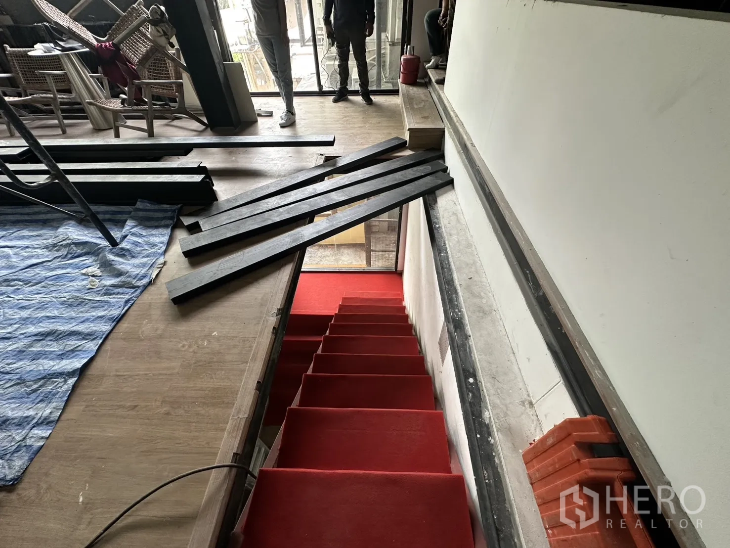 Retail Space for rent in Watthana, Bangkok - View from the upper level down a red-carpet staircase toward the glass entrance.