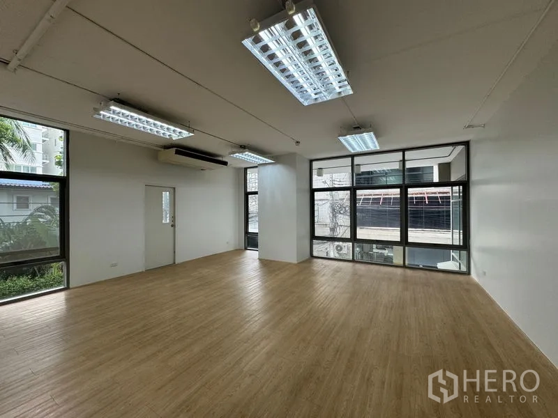 Office Space for rent in Sathon, Bangkok - Spacious 100 sqm office with large windows, LED lighting and air conditioning near BTS Chong Nonsi.