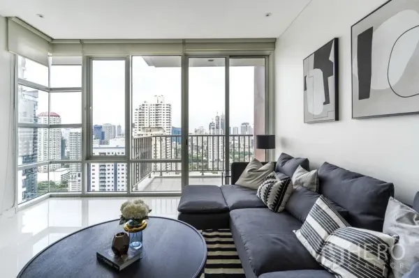 คอนโด ให้เช่าในWatthana, Bangkok - โซฟามุมข้างหน้าต่างพาโนรามา เปิดออกสู่ระเบียงชมสกายไลน์กรุงเทพฯ