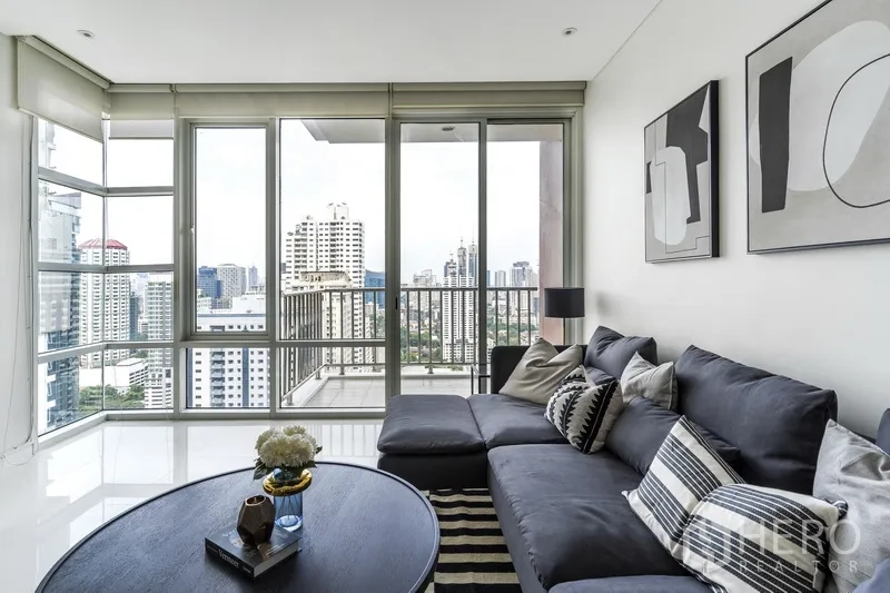 คอนโด ให้เช่าในWatthana, Bangkok - โซฟามุมข้างหน้าต่างพาโนรามา เปิดออกสู่ระเบียงชมสกายไลน์กรุงเทพฯ