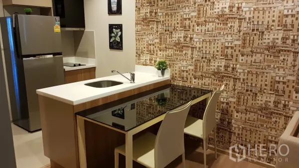 公寓 出租在Sathon, Bangkok - 紧凑厨房设有岛台吧台、水槽、电炉灶与不锈钢冰箱。