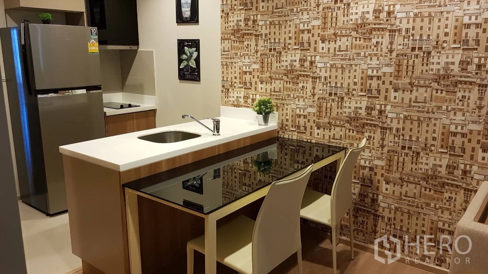 公寓 出租在Sathon, Bangkok - 紧凑厨房设有岛台吧台、水槽、电炉灶与不锈钢冰箱。