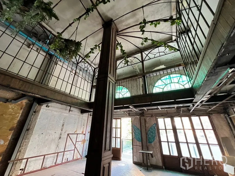 อาคารพาณิชย์ ให้เช่าในWatthana, Bangkok - อินทีเรียร์สไตล์ลอฟต์พร้อมหน้าต่างโค้ง ทางเดินชั้นลอย และงานไม้สไตล์รัสติก.