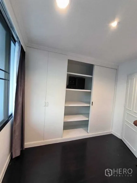 คอนโด ให้เช่าในWatthana, Bangkok - ตู้เสื้อผ้าบิวท์อินพร้อมชั้นวางและช่องเก็บของ