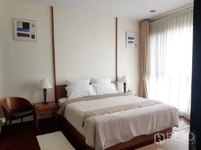 公寓 出租在Pathum Wan, Bangkok - 主卧设大床与床头柜台灯，配落地窗帘。