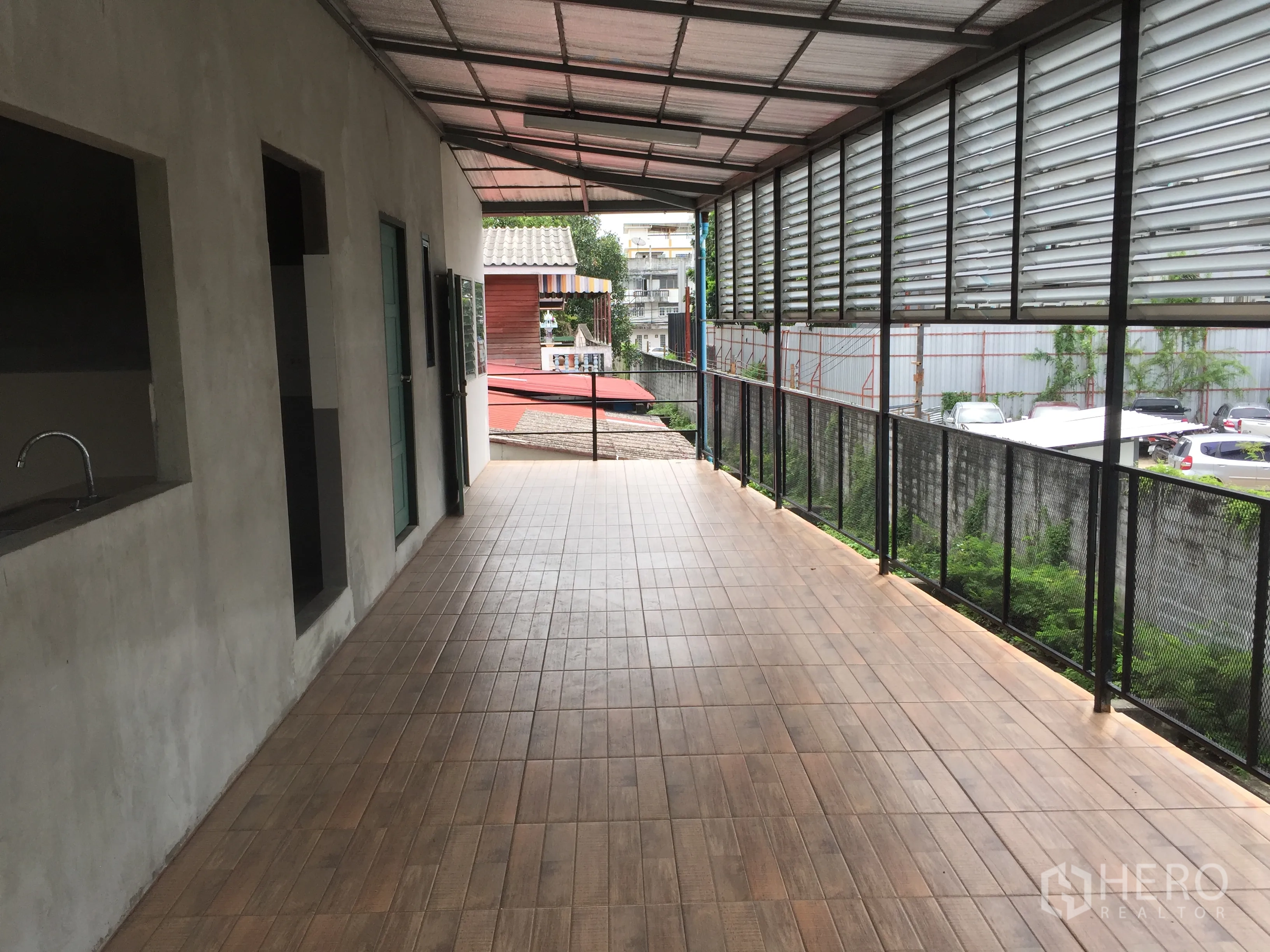 บ้าน ให้เช่าในDin Daeng, Bangkok - ระเบียงยาวมีหลังคา ปูพื้นลายไม้ พร้อมแผงบังแดด มองเห็นชุมชนโดยรอบ