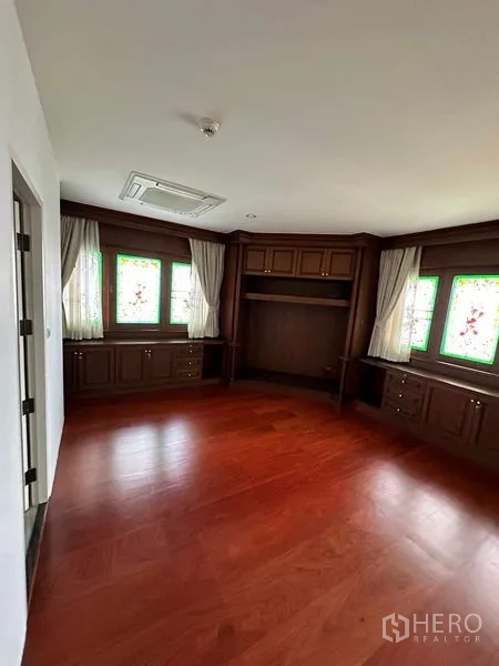 คอนโด ให้เช่าในBangkok - ห้องนอนบรรยากาศอบอุ่นด้วยงานไม้และหน้าต่างกระจกสี