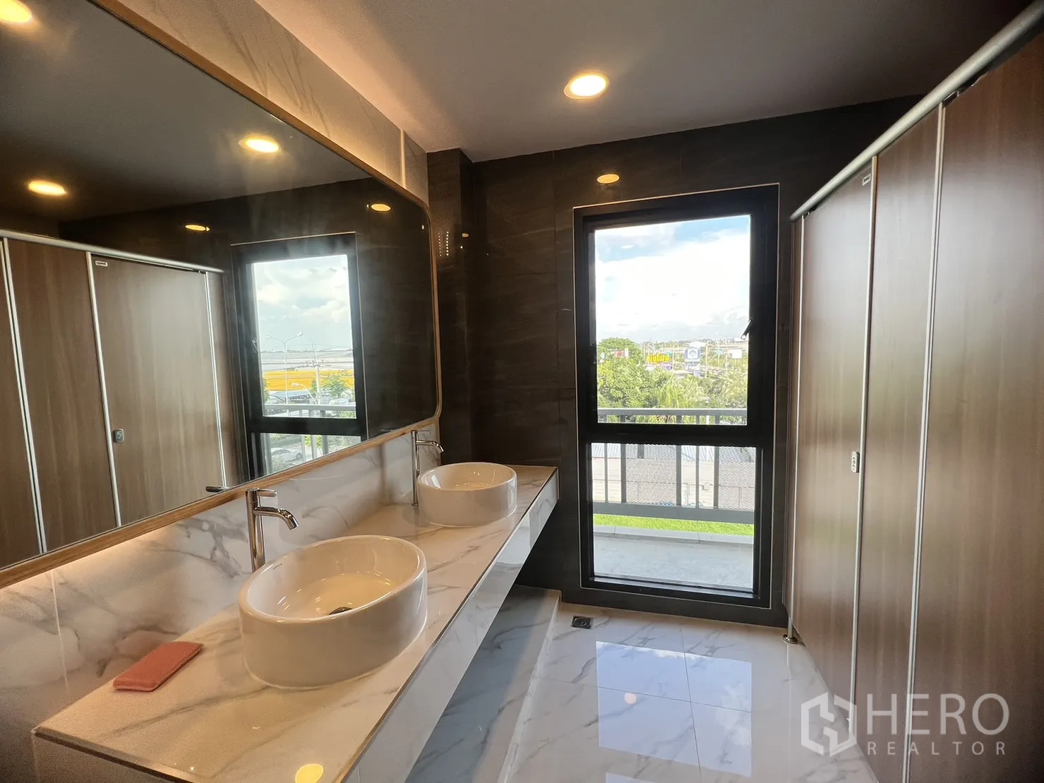 สำนักงาน ให้เช่าในLat Krabang, Bangkok - ห้องน้ำสมัยใหม่ อ่างล้างหน้าแบบวางบนเคาน์เตอร์ กระจกบานใหญ่ และวิวเมือง