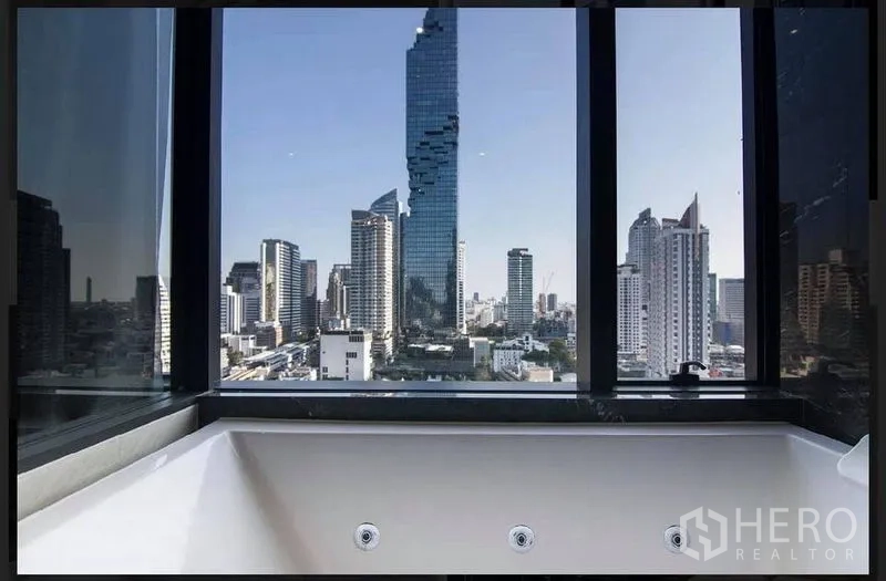 คอนโด ให้เช่าในBang Rak, Bangkok - อ่างอาบน้ำติดหน้าต่างบานใหญ่ มองเห็นวิวเมืองกว้างรวมถึงอาคารมหานคร