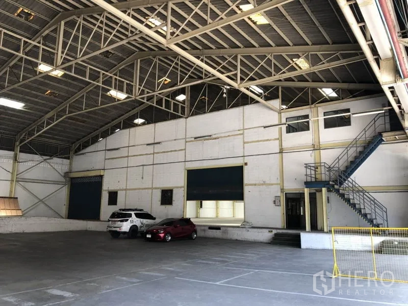 คลังสินค้า ให้เช่าในMueang Samut Prakan, Samut Prakan - โซนโกดังกว้าง ผนังกันความร้อน ประตูม้วน และบันไดขึ้นอาคารออฟฟิศ.