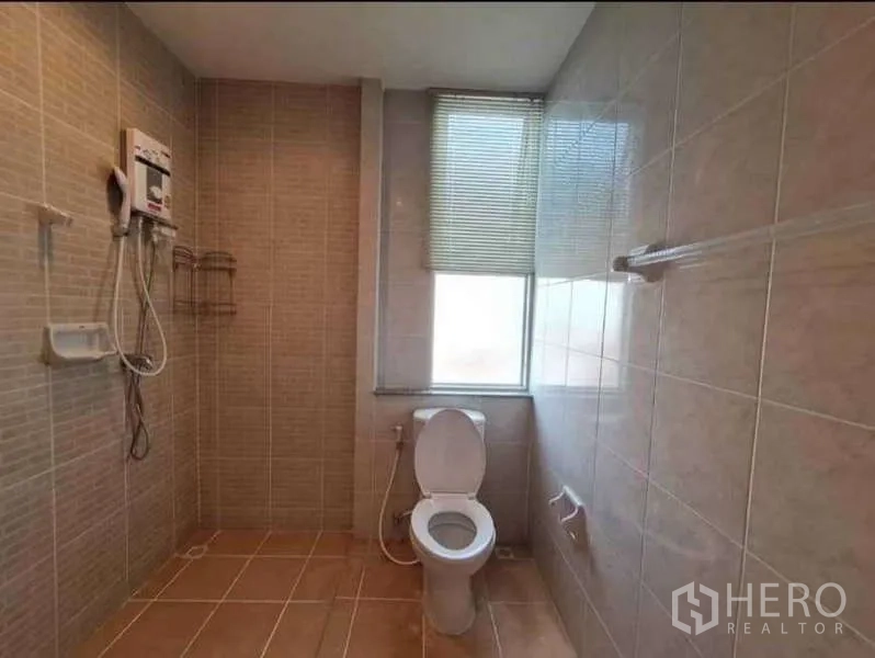 ทาวน์เฮาส์ ให้เช่าในPhra Khanong, Bangkok - ห้องน้ำปูกระเบื้องพร้อมเครื่องทำน้ำอุ่น โถสุขภัณฑ์ และหน้าต่างบานใหญ่