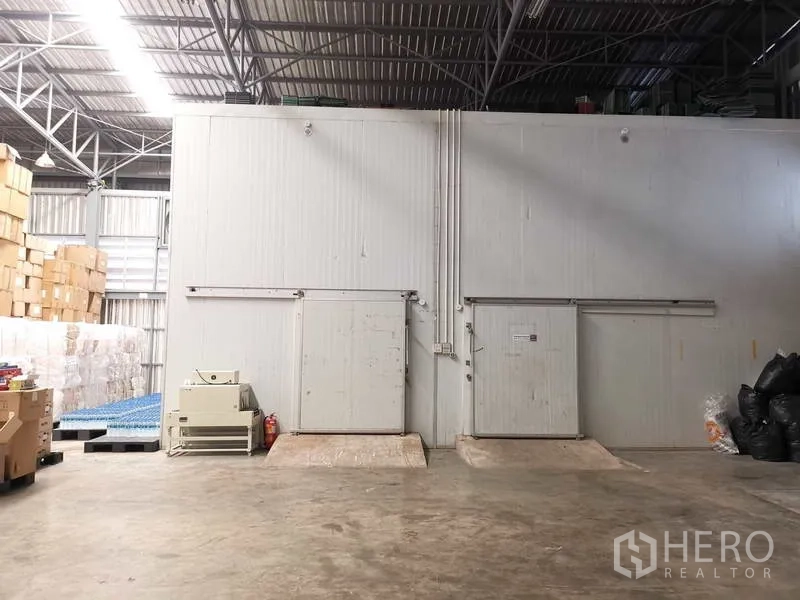 คลังสินค้า ให้เช่าหรือขายในNonthaburi - ห้องเย็นภายในโกดัง ประตูบานเลื่อนฉนวนอย่างดี