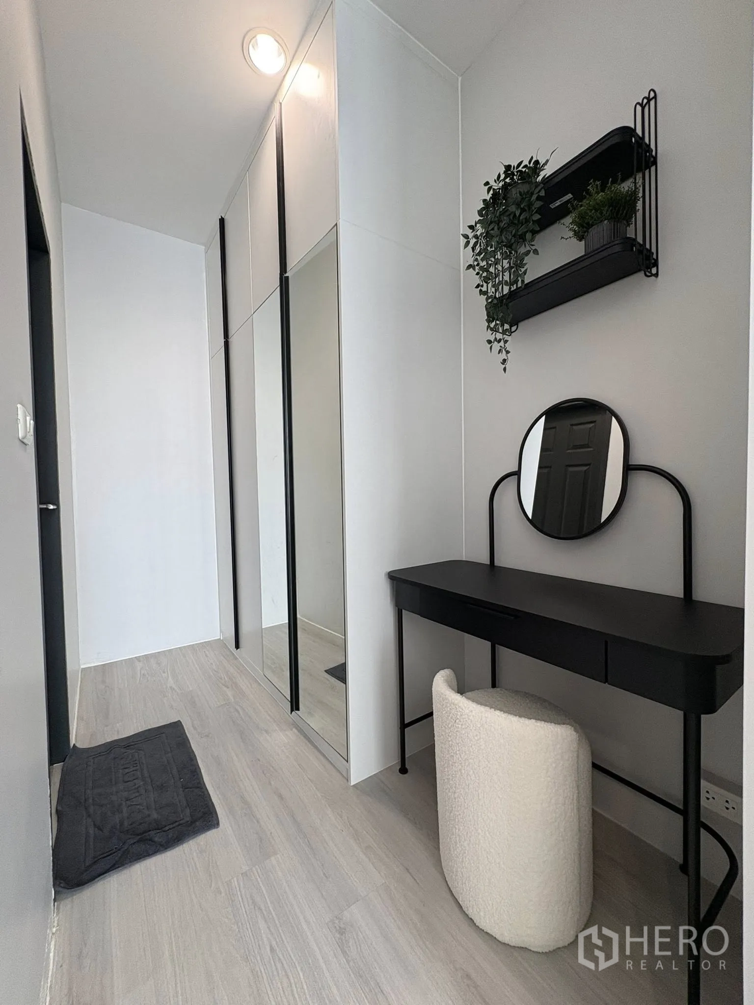 คอนโด for rent in Ratchathewi, Bangkok - โถงแต่งตัวมีตู้เสื้อผ้าบานกระจกบิวท์อินและโต๊ะเครื่องแป้งสีดำ